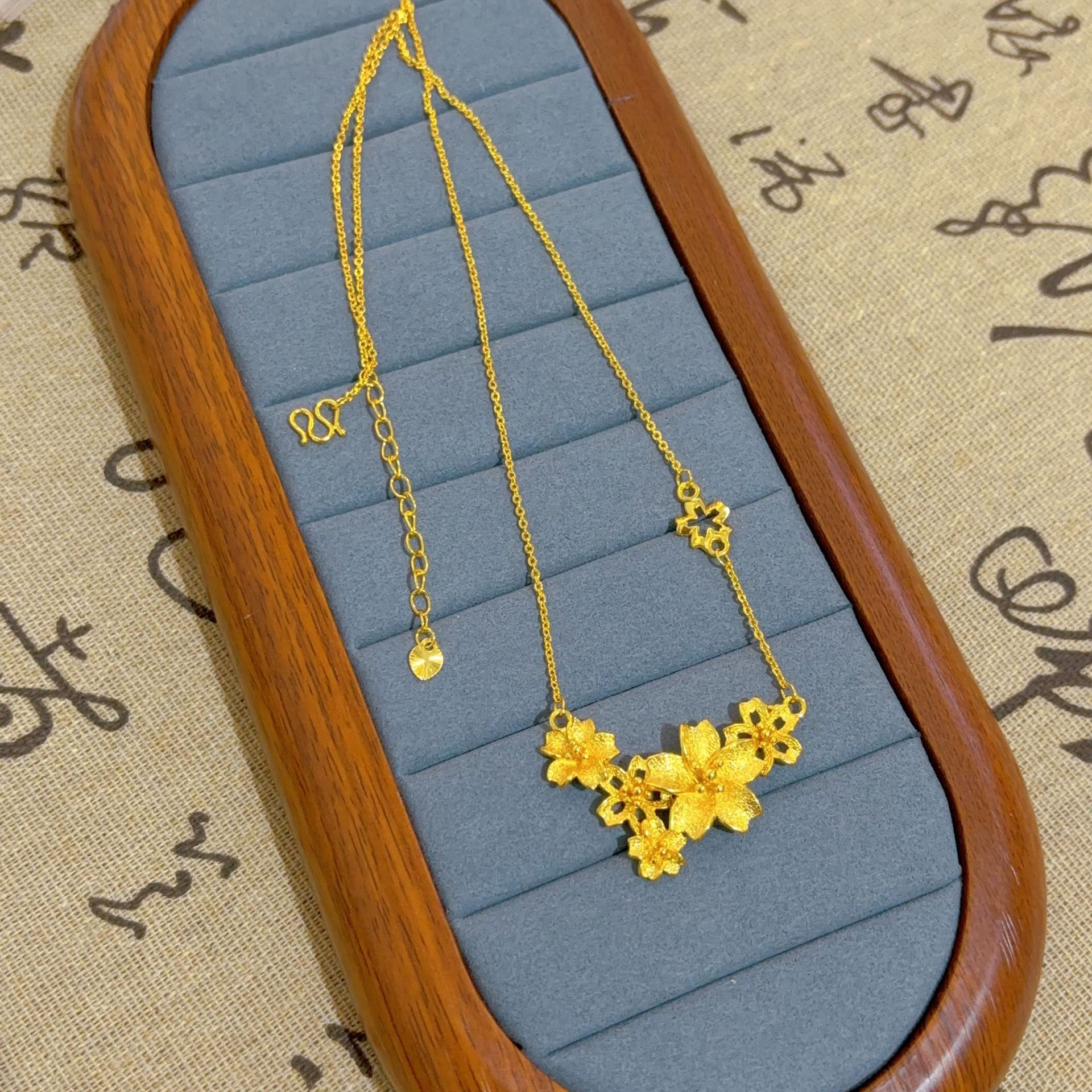 Collar de flores chapado en oro estilo chino para boda_voghion.com