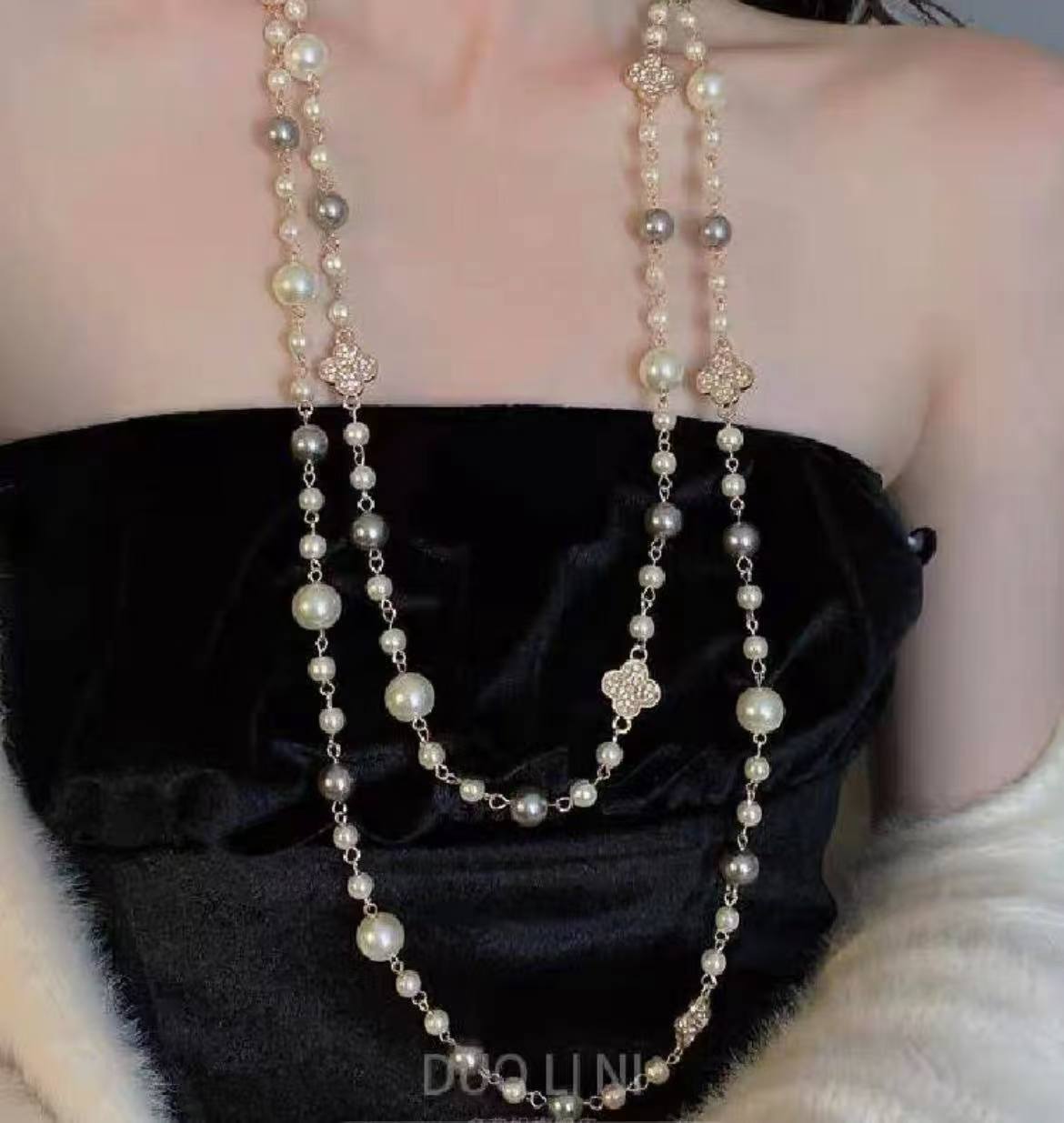 Gray and white bead four-leaf clover necklace 053