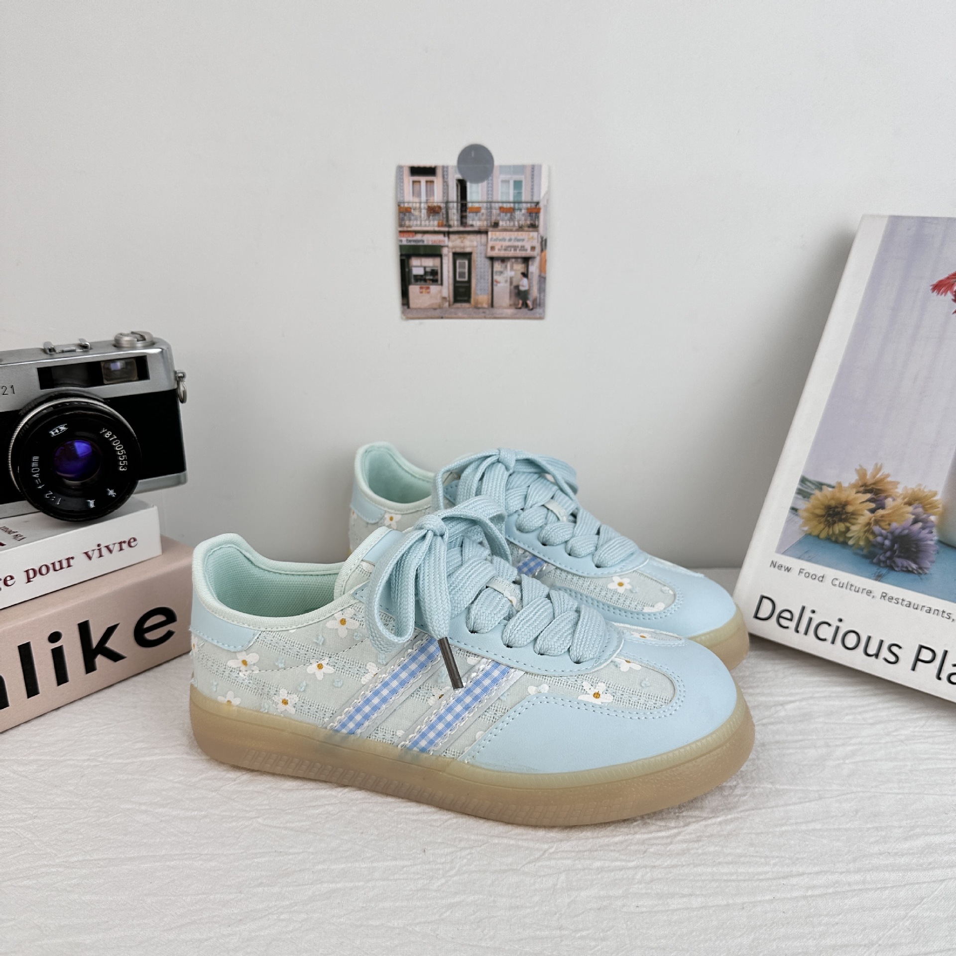 Yuanbo coreano zapatos de skate para mujeres 2025, verano nuevo bordado con zapatos blancos con falda retrógrada zapatos de entrenamiento alemán