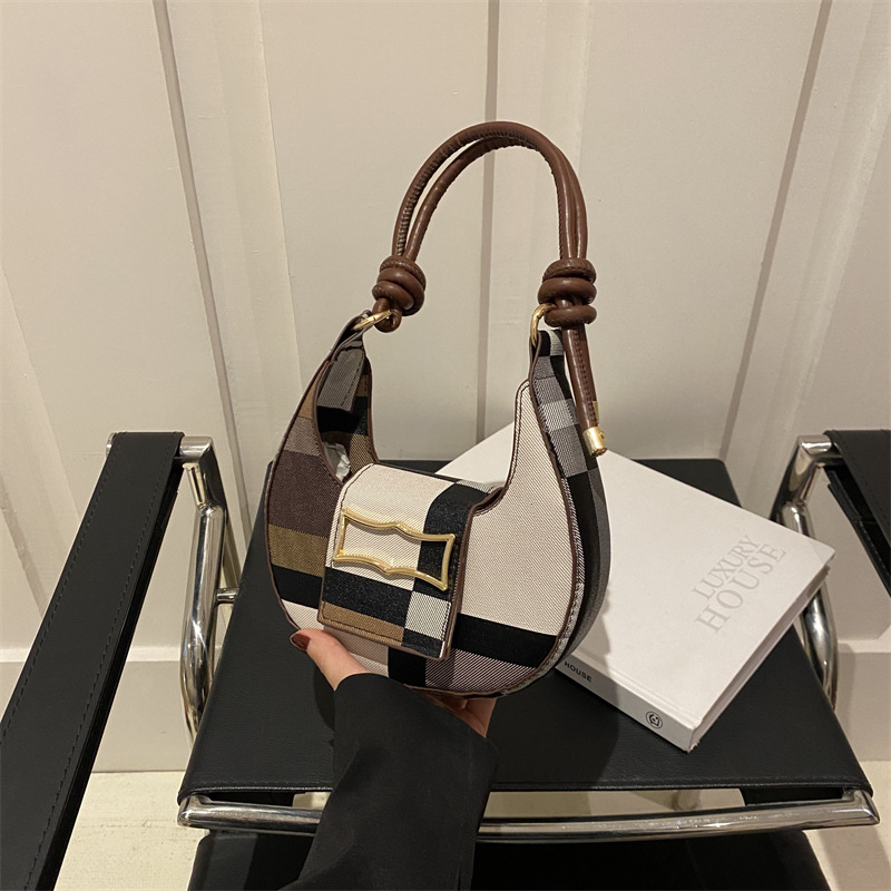 Temperamento simple y moderno 2024 casual Bolso de hombro con textura de estilo occidental popular de este año Bolso de axila con costuras de color en contraste