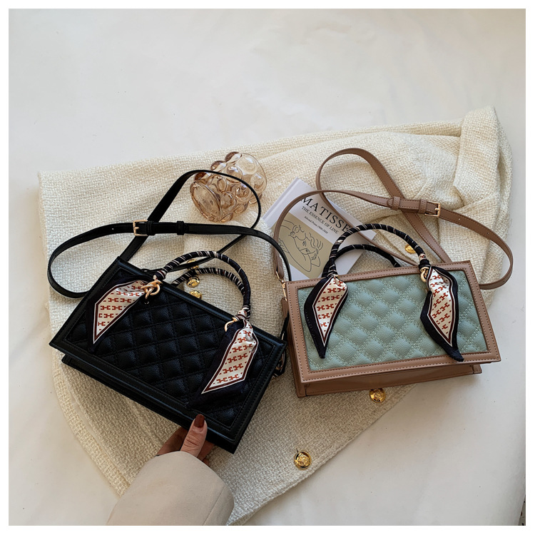 Fashion Rhombus Embroidery Thread Handbag Messenger Small Square Bag display picture 1