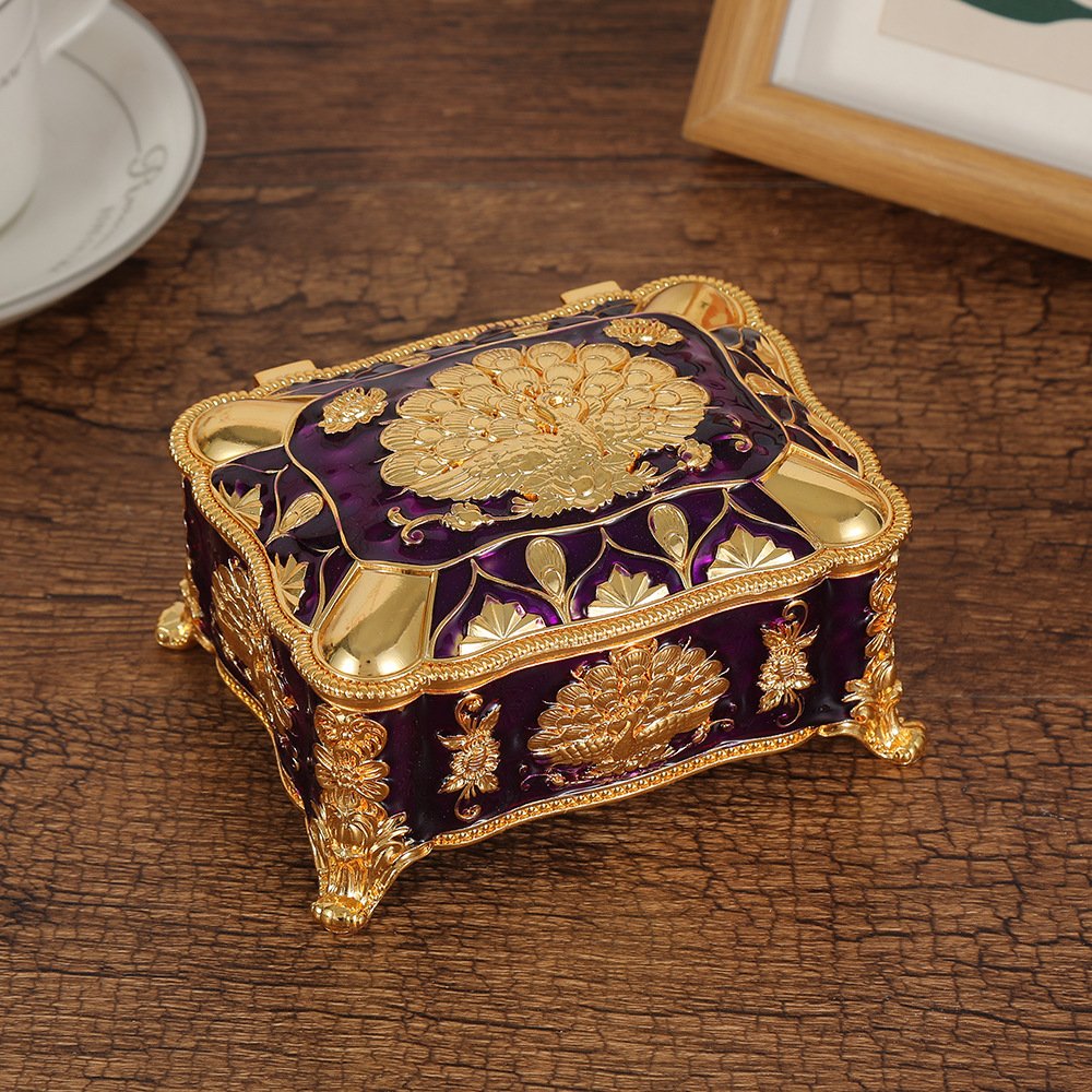 중간 공작 보석 상자 금색과 보라색