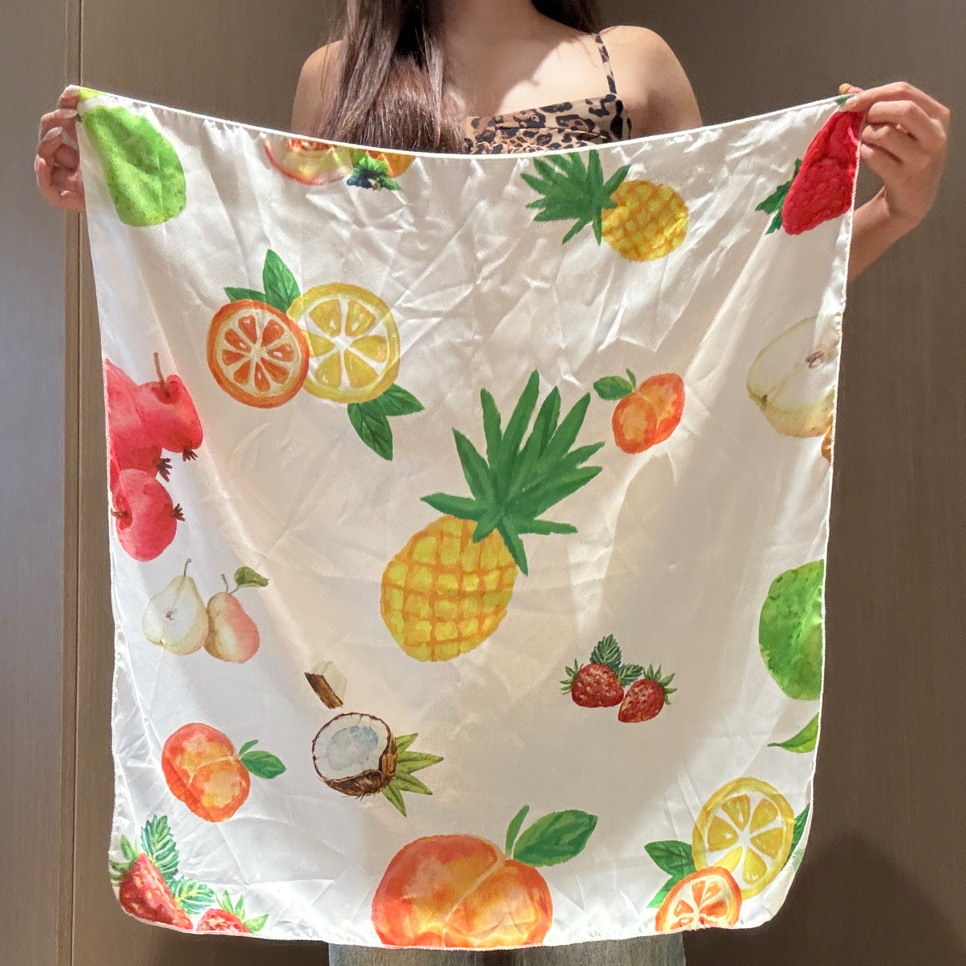 74# Lenço quadrado de torta de frutas brancas (C06-52)