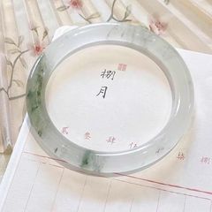 天山翠の太い金の丸い条のガラスの腕輪の氷の種の白い月の光は玉をまねて腕輪の古風の仙気に従って色の玉髄を落ちません。