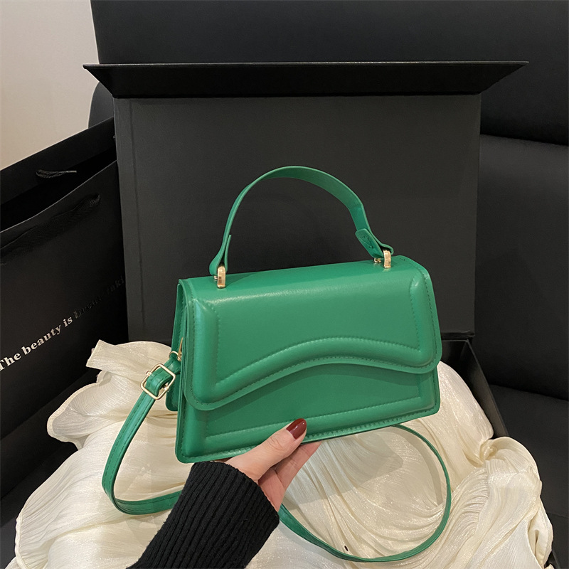 Texturas de moda en estilo de estilo de viaje ocio personalidad de primavera 2025 nuevo bolso de mano minimalista nicho bolso de mochila