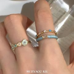 青い油を垂らしたジルコンの花が指輪を開いています。女性は贅沢で高級感があります。