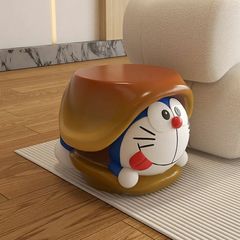 かわいいアニメの創意的な低い腰掛けの玄関は靴を換えます。