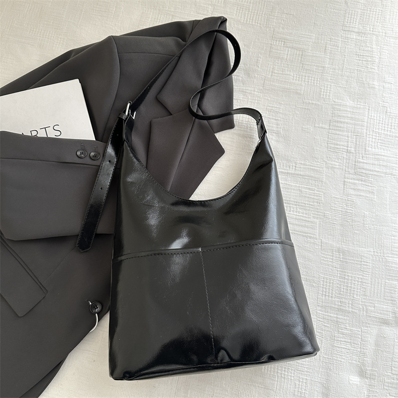 El nuevo diseño de moda de invierno 2024 este año popular bolso de hombro suave bolso de moda personalidad simple bolso de mujer