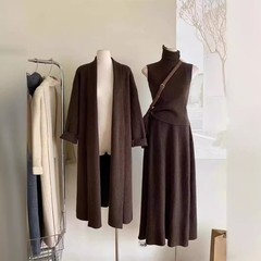 柔らかいモチモチのニットの3つのセットの女性の秋冬の新型はやせてゆったりしていて優しい風のセーターのカーディガンのスカートのファッションのスーツを現します。