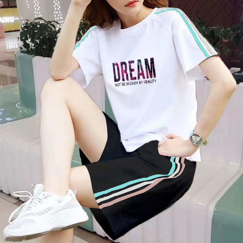 흑백 정장 삼색 별이 빛나는 하늘