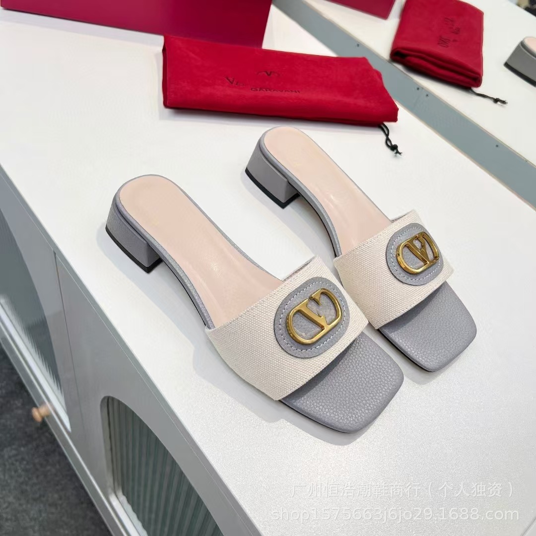 Alta versión 2025V casa de tacón bajo punta cuadrada punta abierta zapatillas clásicas de mujer con hebilla en V zapatillas de mujer de cuero exterior zapatillas de mujer