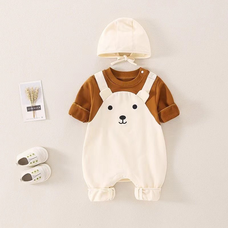赤ちゃんの長袖のワンピースの新生児は服を着ます。|undefined