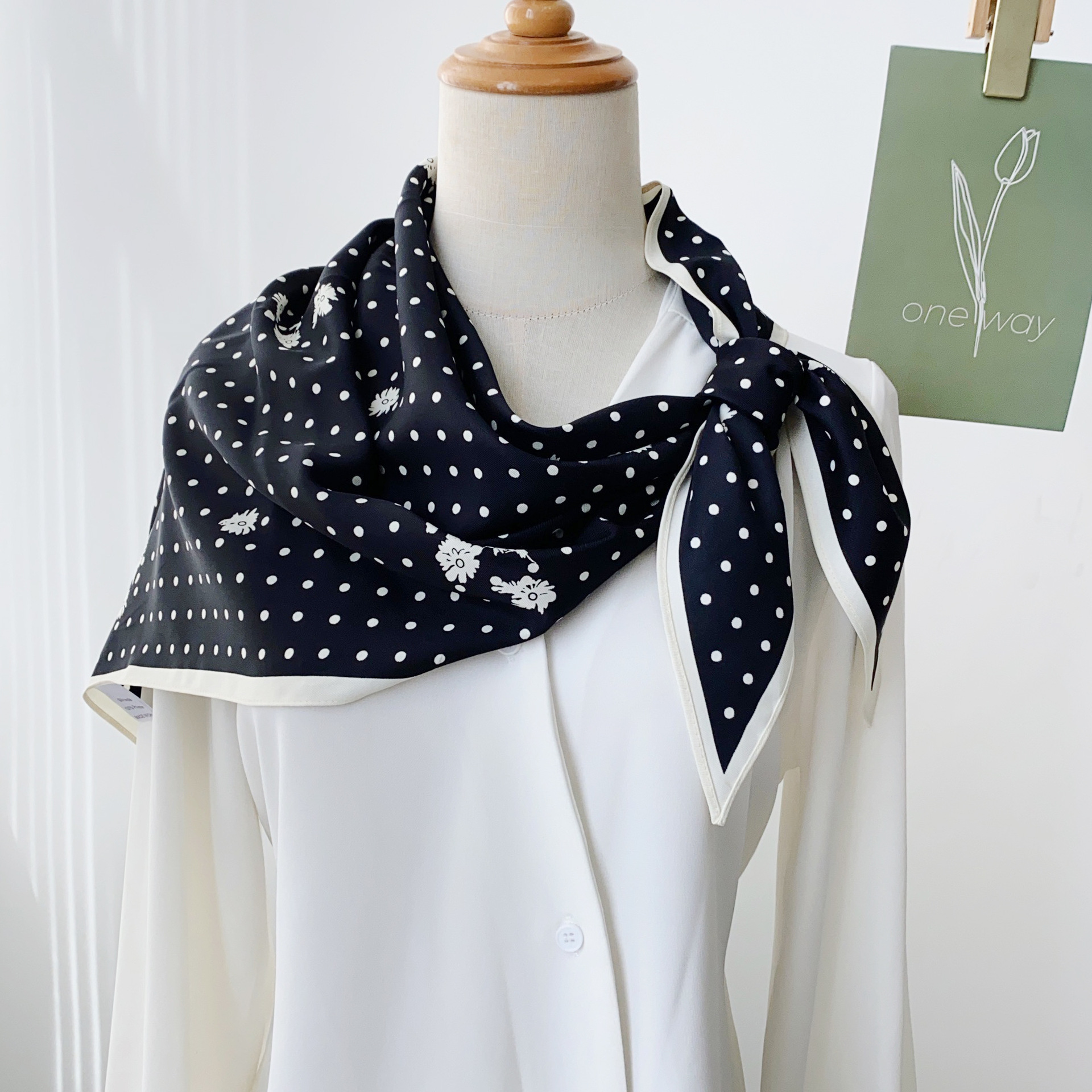 Bufanda triangular con estampado de lunares de sentido simple y avanzado, estilo literario coreano, bufanda de viaje de moda para damas, bufanda triangular delgada