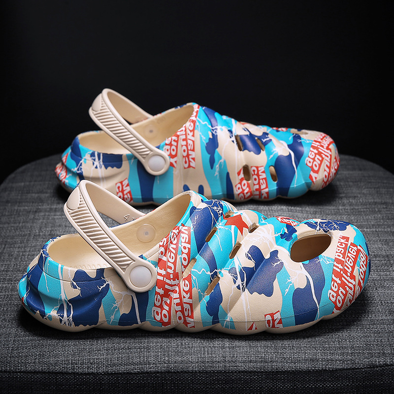 Nuevos zapatos agujeros de mierda de verano para hombres, sandalias de playa al aire libre antideslizantes, moda, zapatillas casuales.