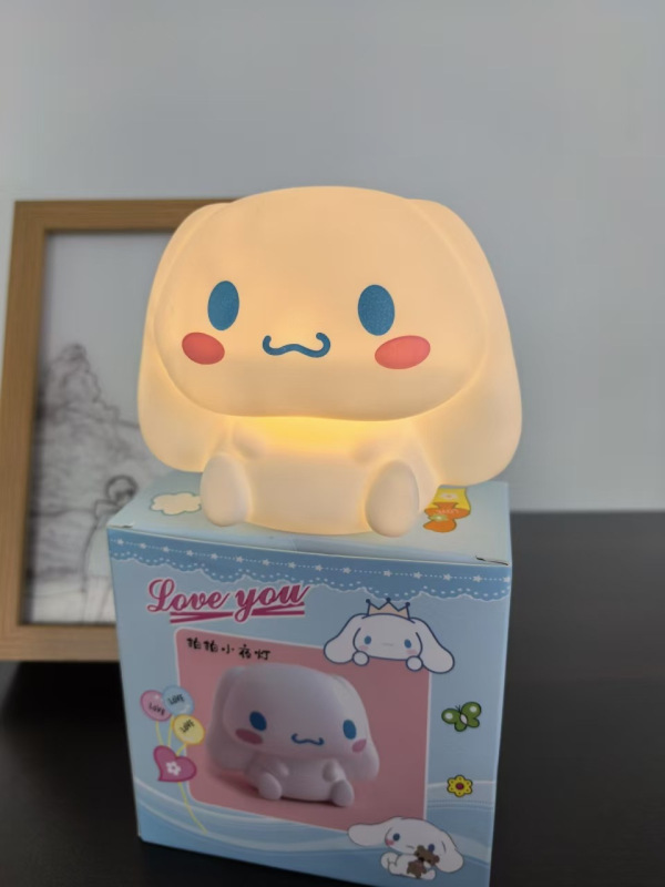 サンリオハローキティの夜の明かりをたたいてランプkt猫のシリコンのベッドの上の雰囲気の誕生日プレゼントの女の子|undefined