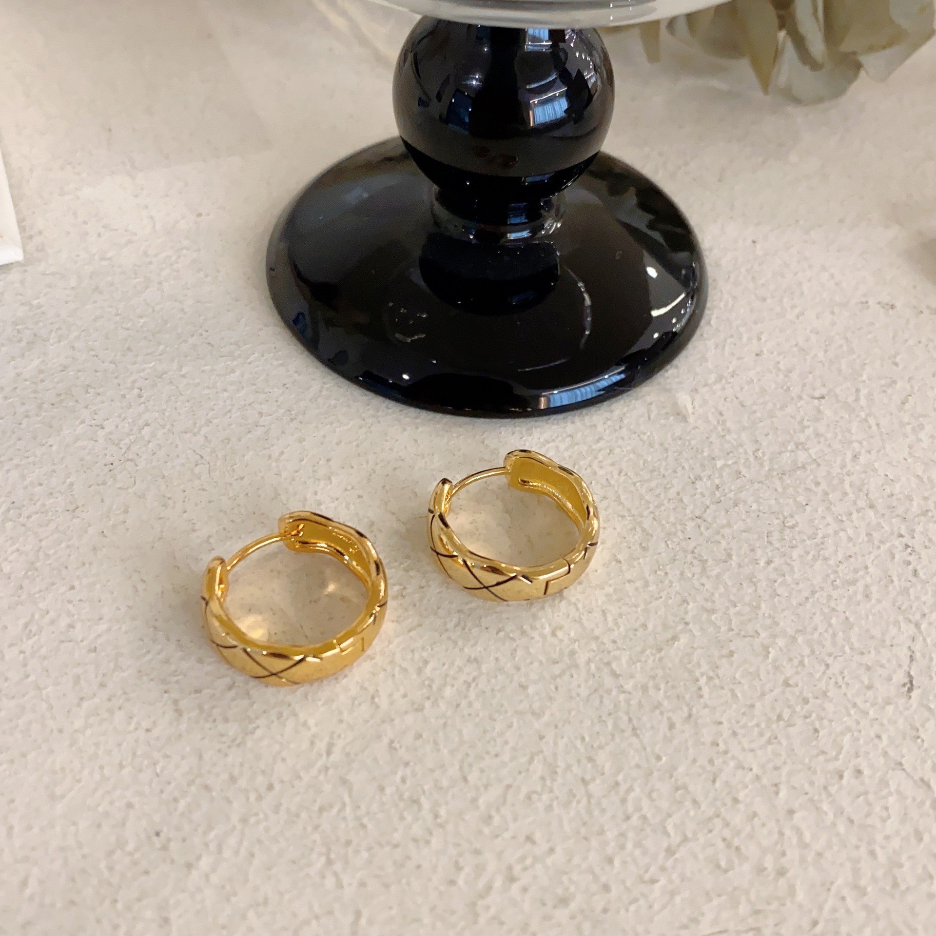 Pendientes de aro gruesos cepillados hechos a mano para mujer, simples y versátiles, pendientes retro personalizados de alta gama, mujeres de moda para viajeros diarios