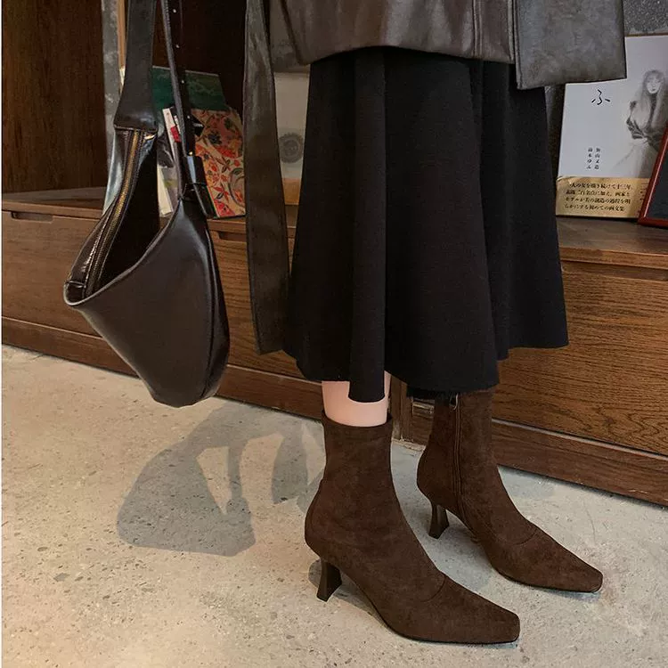Короткие сапоги для детей с квадратной каблукой, замшевая эластичность тонкая и тонкая 2024 новая осень и зима в этом году популярная коричнево-черная