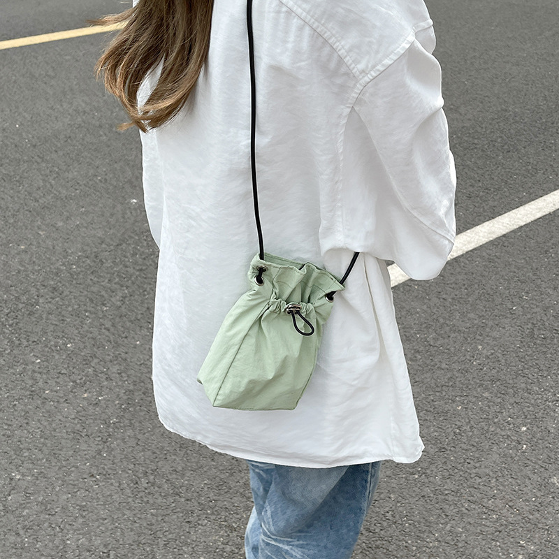 Casual bolso de tela de nylon ultra-fuego para mujeres 2024 nuevo verano versátil bolso de hombro bolso de cubo bolso de teléfono celular