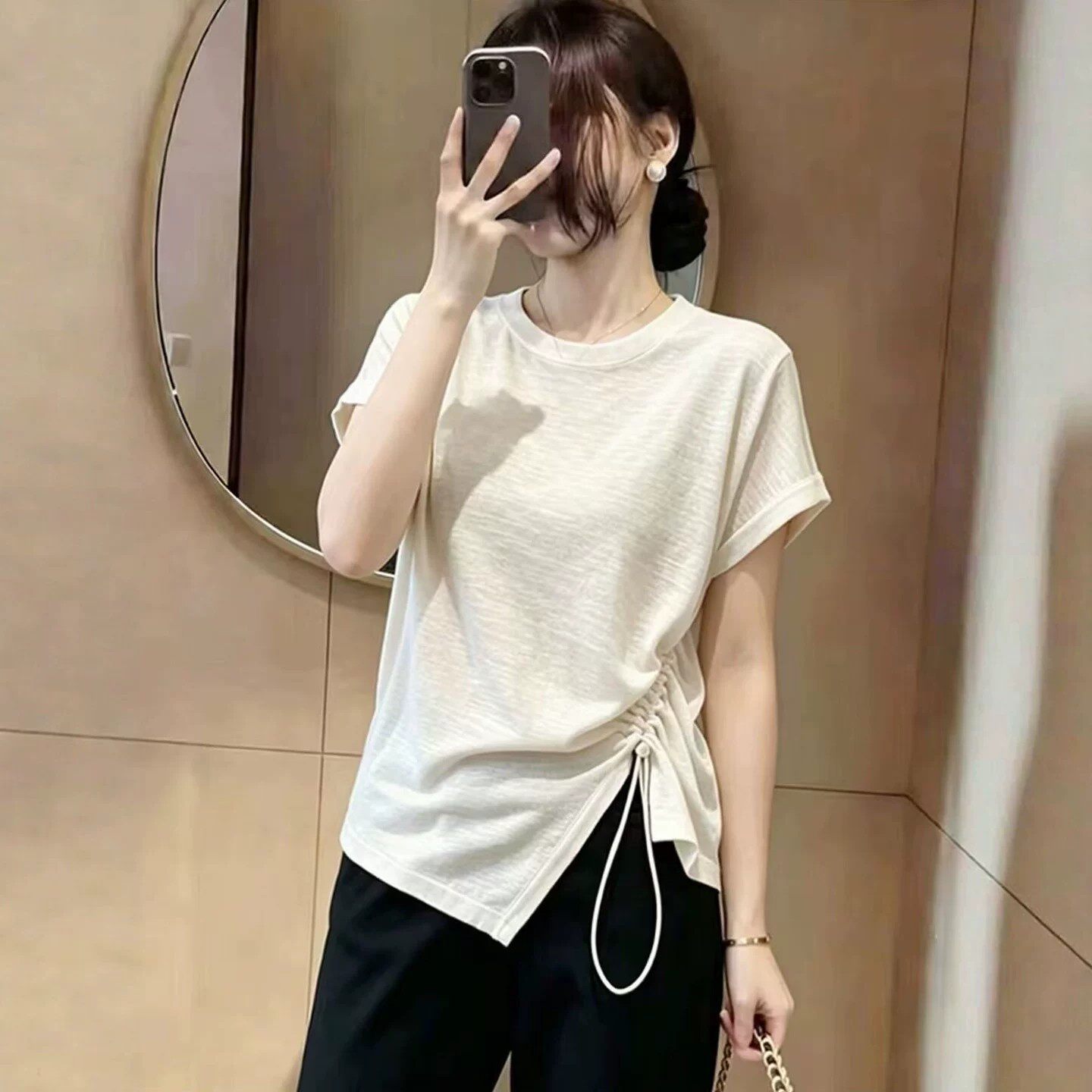 Áo thun nữ tay ngắn thiết kế dây rút không đều, form rộng thoải mái — màu đen chi tiết 5