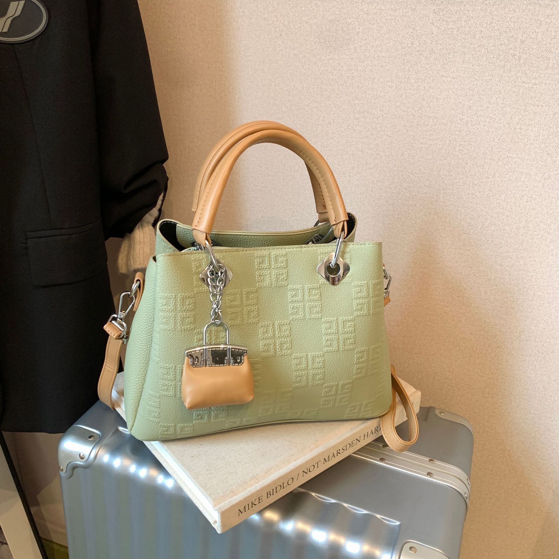 Bolsa de mano transfronteriza nueva alta sensación de bolso pequeño relieve de alto valor de la cara, moda versátil bolso de hombro extranjero bolso de mochila