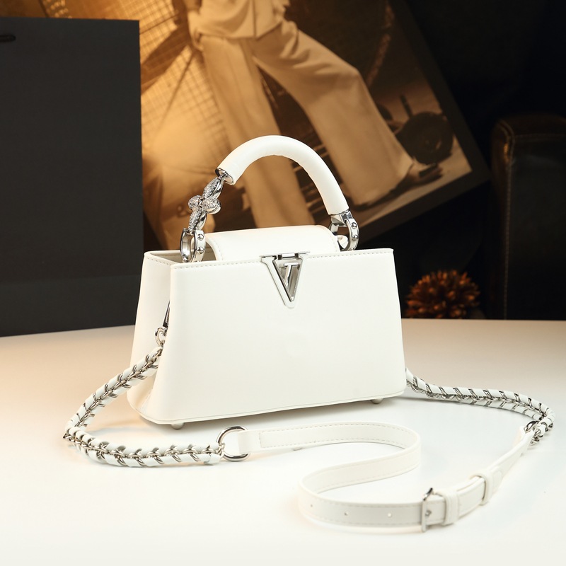 Cuerpo suave de cuatro hojas con tapa flip 2025, nuevo estilo de lujo ligero bolso de mano de lujo, bolso de moda, bolso de diamante exquisito