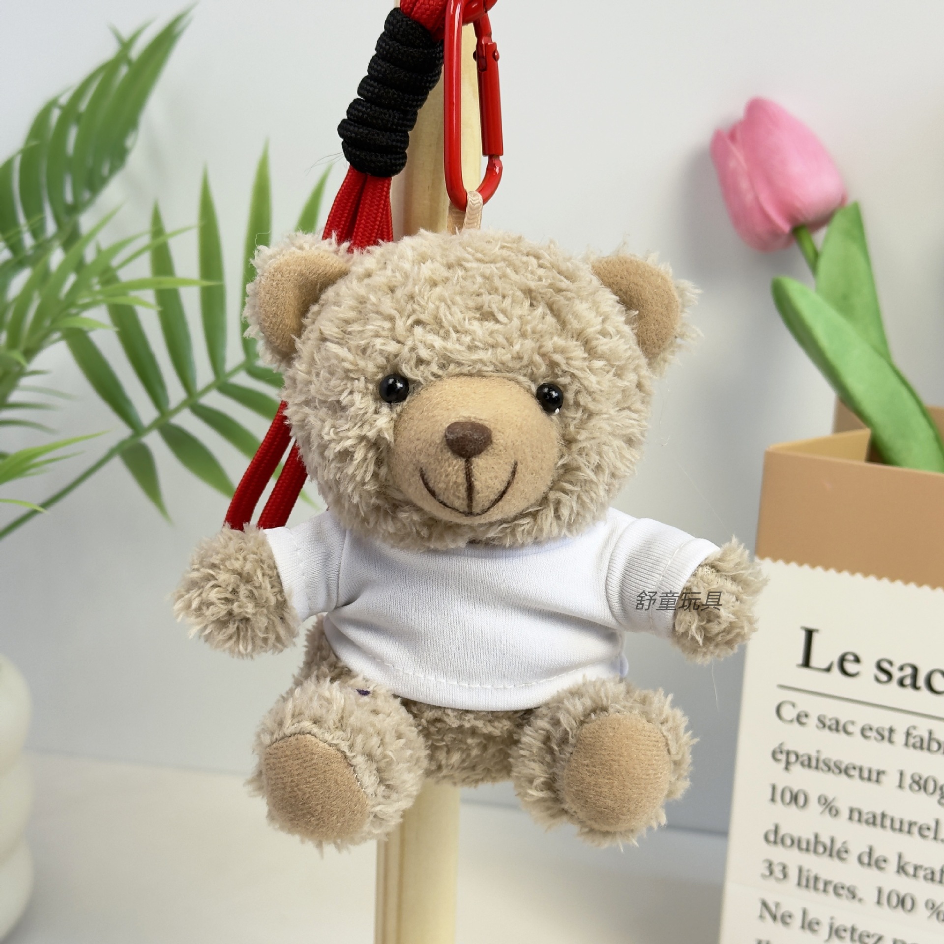 El oso con camiseta blanca