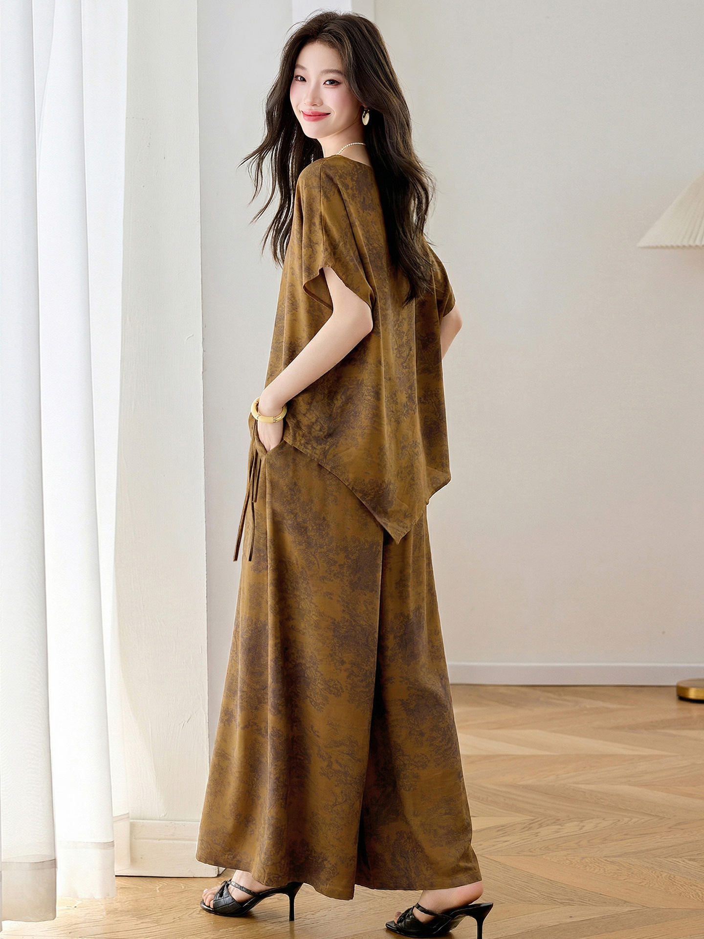 Bộ áo crop top phối quần ống rộng in họa tiết hoa không đối xứng mùa hè 2026 — màu tím, màu vàng