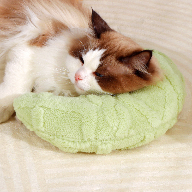 Le squeak pet pillow dog cat sleeping neck moon pillow plush pillow sleeping mat pet supplies wholesale