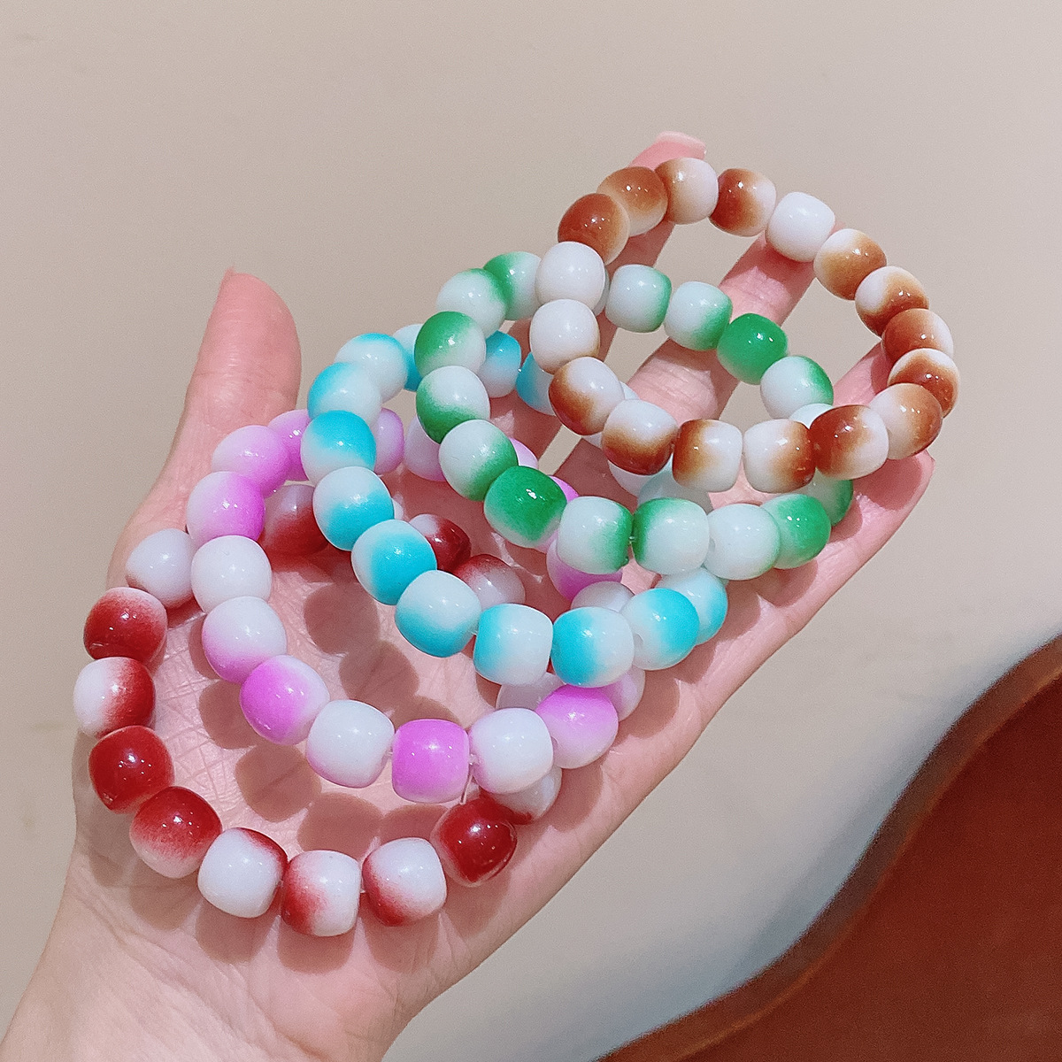 Tiktok mismo gradiente de color placa jugando pulsera estudiante partido dedo bobinado suave descompresión pulsera de cuentas Yiwu pequeña joyería al por mayor