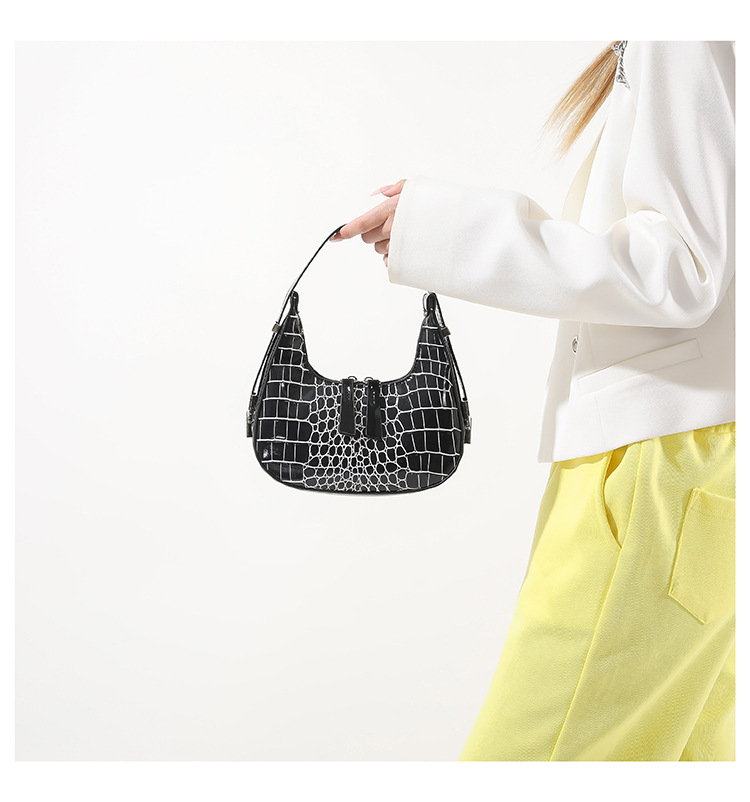 Femmes Petit Faux Cuir Couleur Unie Crocodile Vêtement De Rue Forme D'Oreiller Fermeture Éclair Sac Sous Les Bras display picture 32