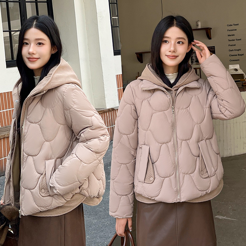 2025 estación europea de algodón corto para mujeres invierno nuevo falso de dos piezas encapuchadas plumón casual chaqueta de algodón gruesa suelta