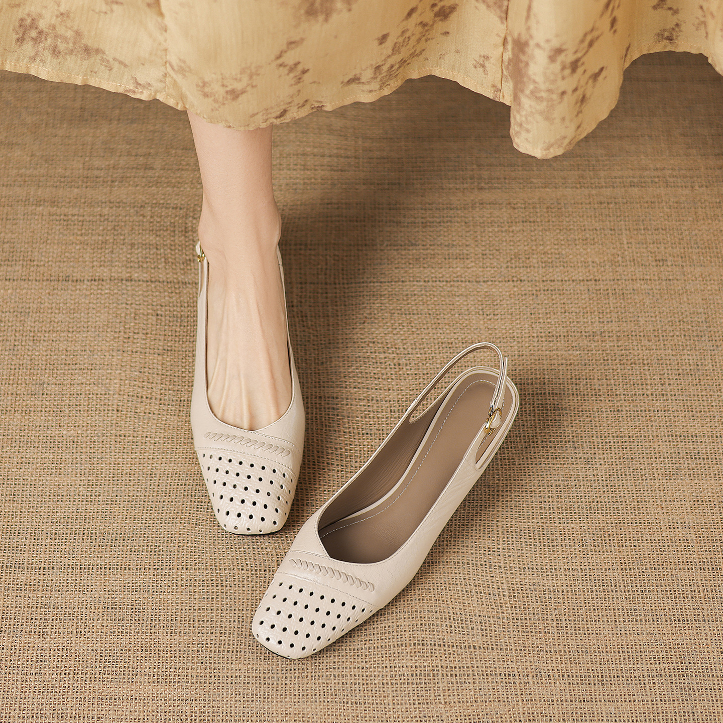 Sandal nữ gót thấp 3.5 cm mũi kín quai ngang khóa một chữ — Sương mù xanh