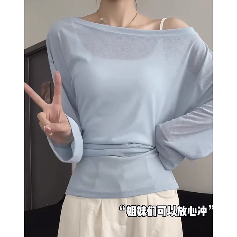 夏の薄っぺらな日焼け止めのブラウスはゆったりとしています。|undefined