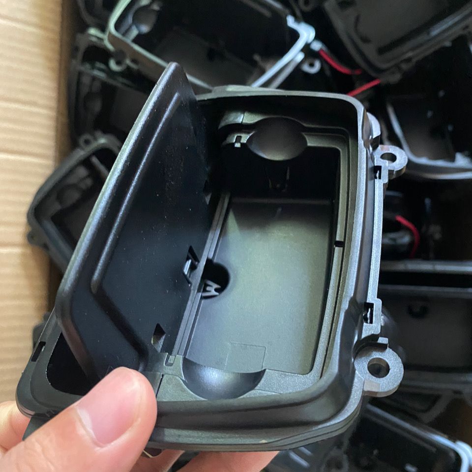 Suitable for BMW 5 Series ashtray box 520 523 525 528 530 535 Central control armrest box ashtray cover