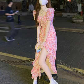 碎花方领开叉氛围感连衣裙女春季2026新款收腰显瘦短袖气质长裙子