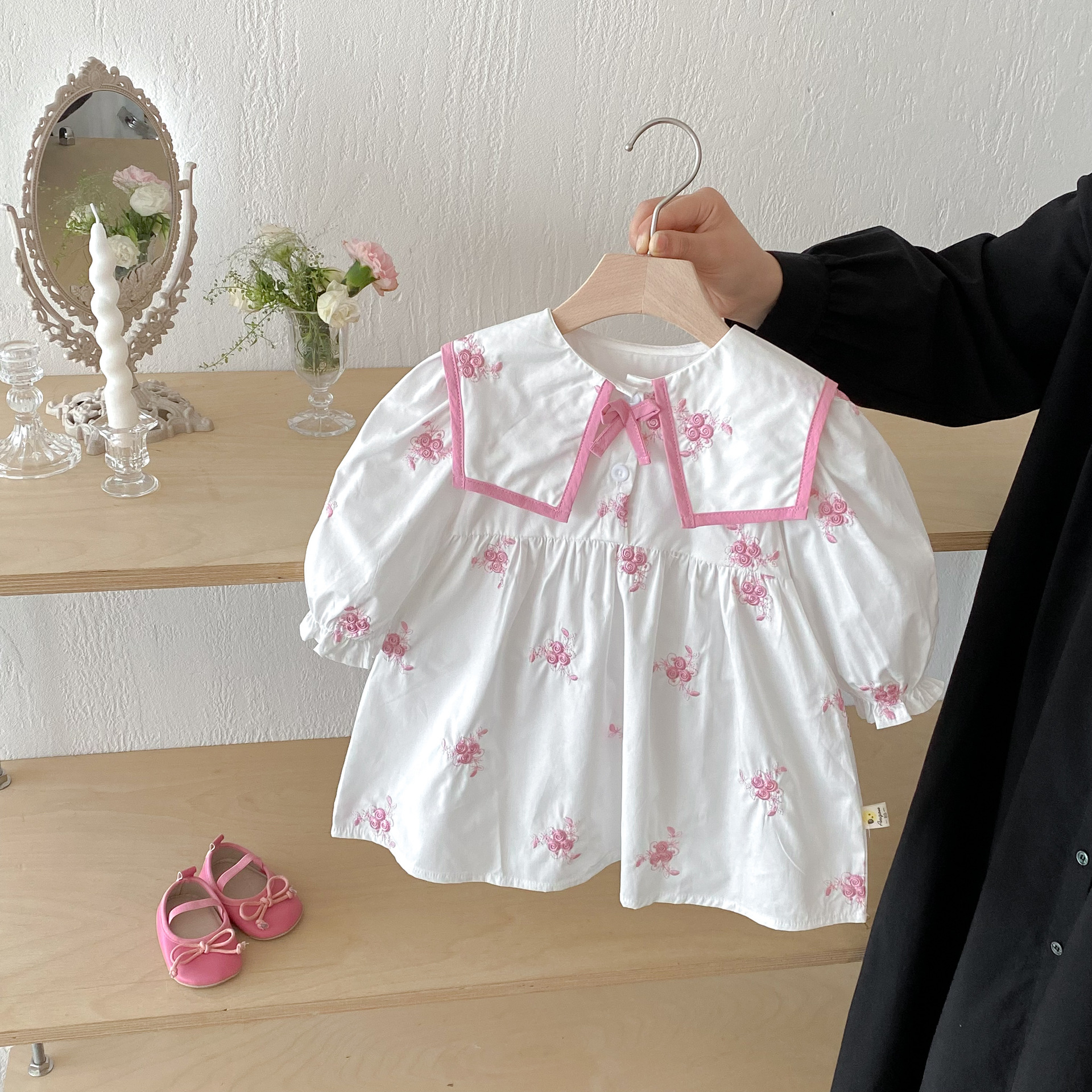 韓国版の赤ちゃんの連体の服は春の長袖の刺繍の襟のワンピースの女性の赤ちゃんの服装の姉妹の服に登ります。