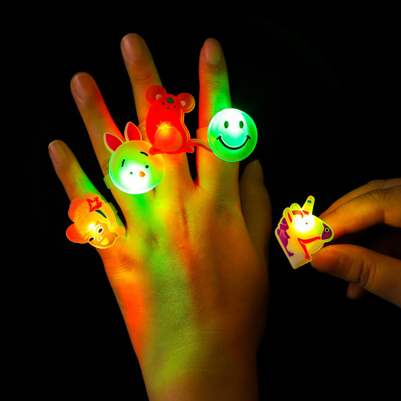 Los puestos del mercado nocturno de Yiwu empujan pequeños productos básicos, los puestos circulares, los regalos para niños de celebridades de Internet, los juguetes luminosos