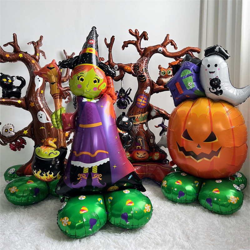店のデパートの幼稚園は2024ハロウィーンの超巨大な立っている風船の台座のカボチャの魔女の枯れ木の漫画を配置します。|undefined