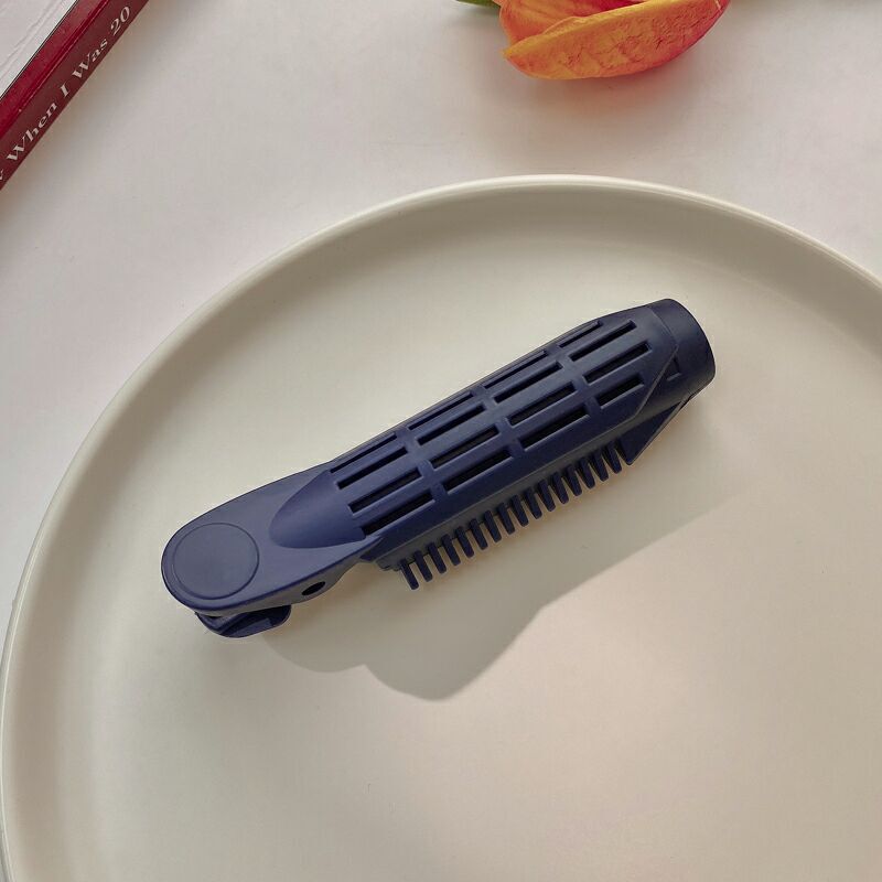 髪の根のふわふわした神器の頭の上で髪を巻きます。|undefined