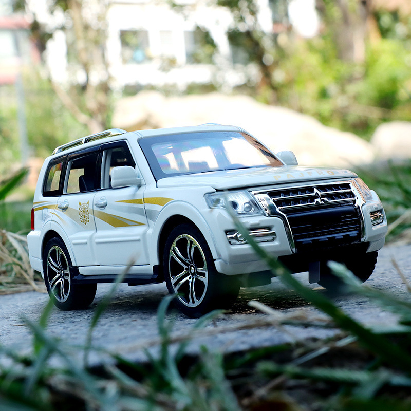 Car to 1/32 Mitsubishi Pajero alloy car model bobcat off-road vehicle pull back sound and light toy six-open box