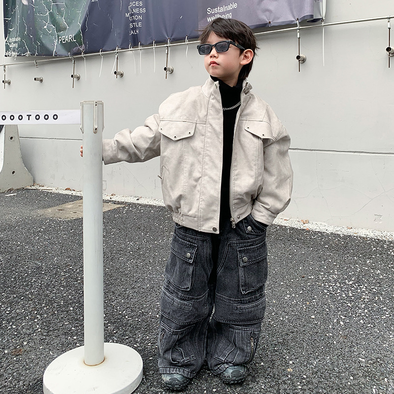 男の子の韓国版の皮の服の2024冬の新型の子供のファッションのゆったりしている上着の中で子供の洋気の深い秋のコートの潮