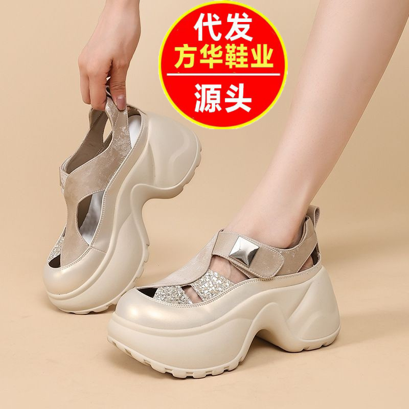 2026 verano nuevo estilo de moda hombre pequeño sale sandalias de mujer multifuncional muffin hueco para aumentar la altura de las zapatillas