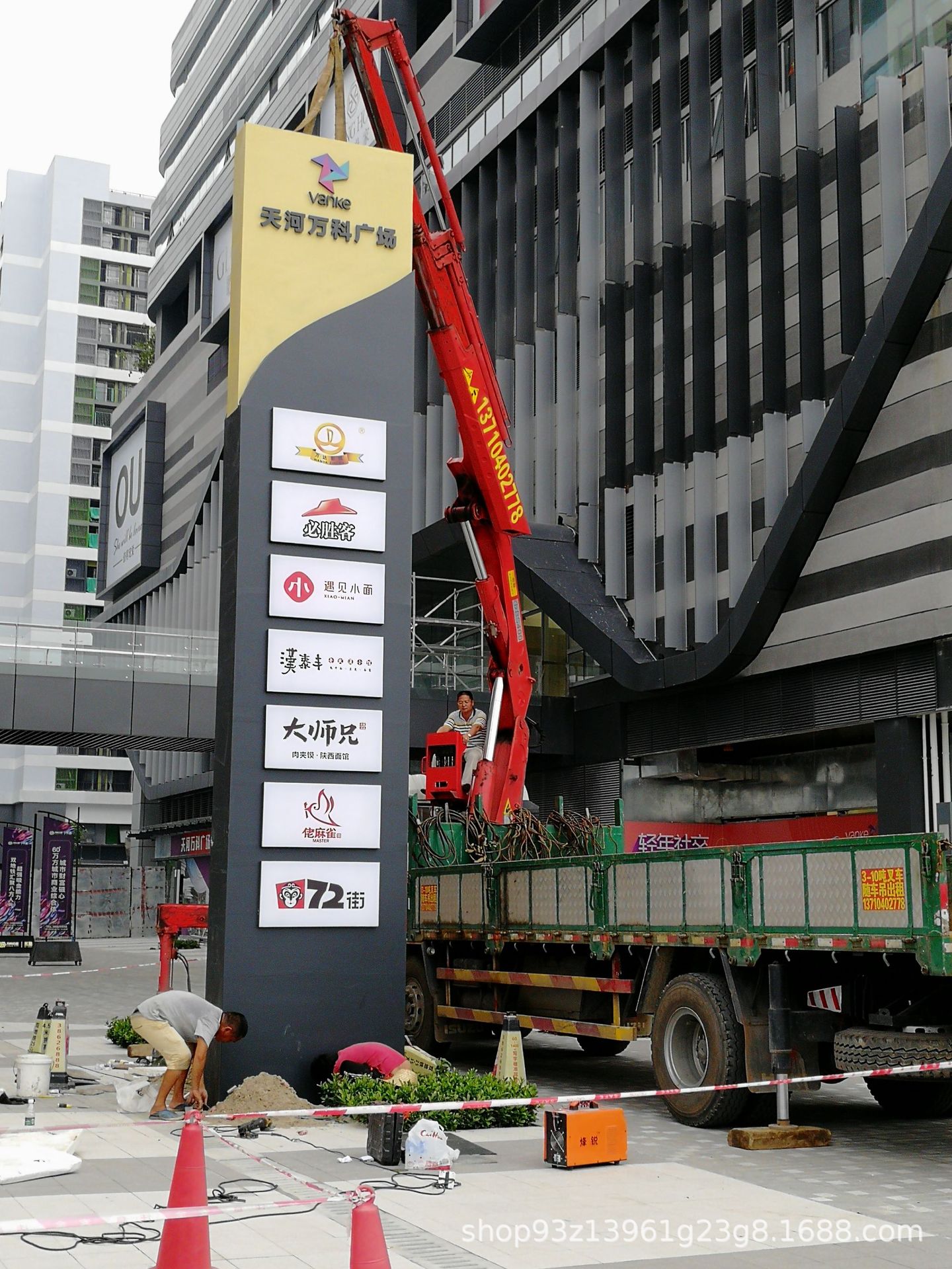 Shopping mall hotel spiritual fortress customization 6