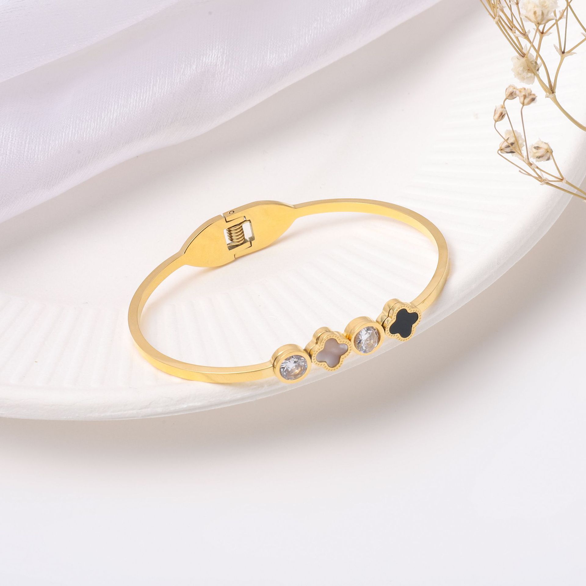 Pulsera de titanio y acero para mujer, diseño moderno y sencillo, pulsera de lujo que no se desvanece, venta al por mayor en stock.
