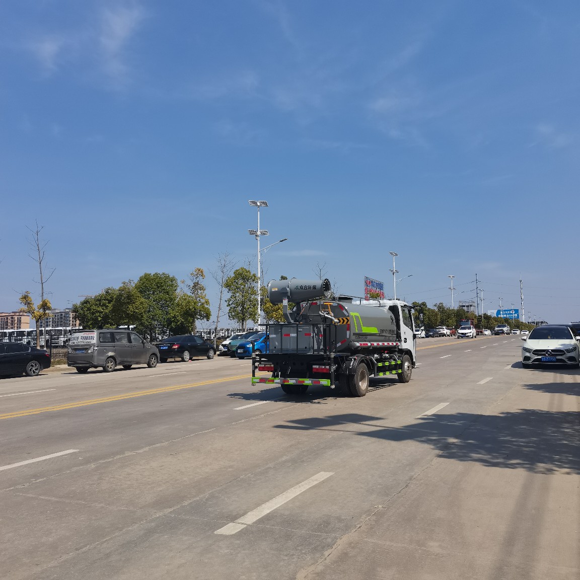 Small 5-Ton Construction Site Sprinkler Truck, Sanitation Garden Multi-Functional Dust Suppressor Truck, Dongfeng 5-Ton Fog Cannon Truck Factory Direct Supply