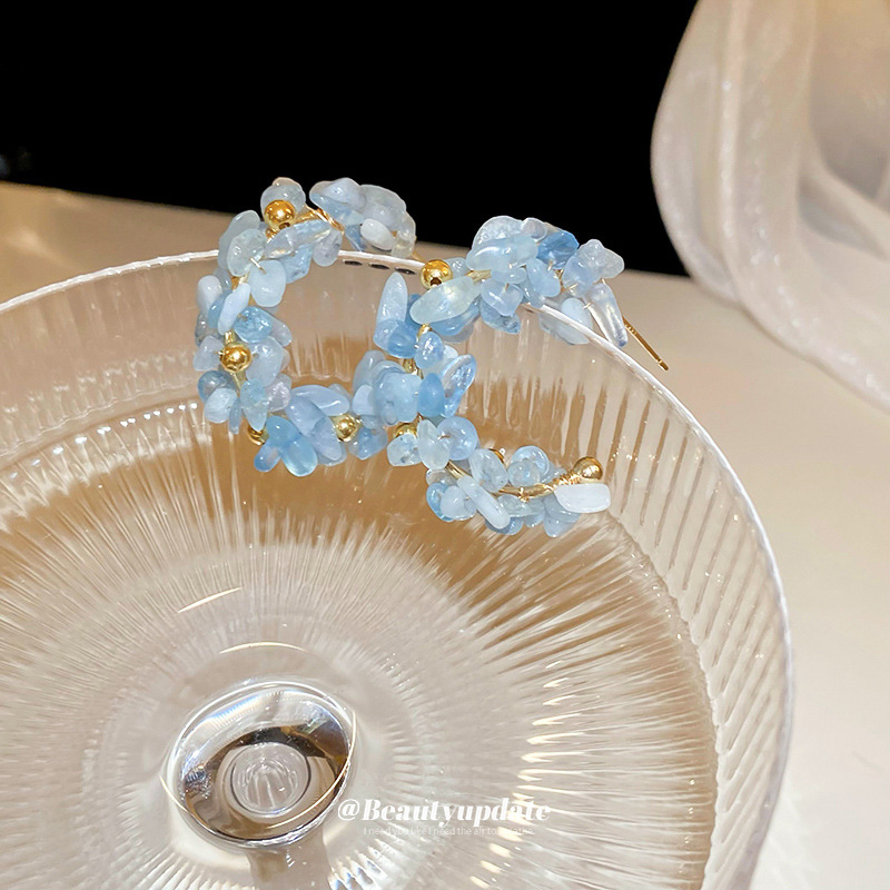 Aguja de plata Pendientes de cuentas de aguamarina fresca pequeña Pendientes de sal rota de estilo de vacaciones junto al mar Pendientes de sentido avanzado de personalidad francesa