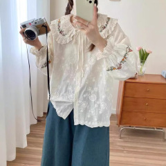 日本の森の女性系の綿の刺繍の大きい口のシャツのゆったりしているシャツの上着の文芸風のカーディガンの卸売り