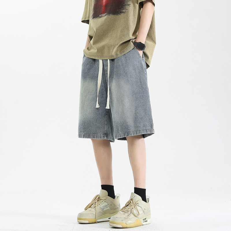 Pantalones cortos de mezclilla para hombres, marca de moda de la calle alta de verano 2025 nueva tendencia casual, pantalones de cinco puntos, pantalones anchos sueltos, barro amarillo