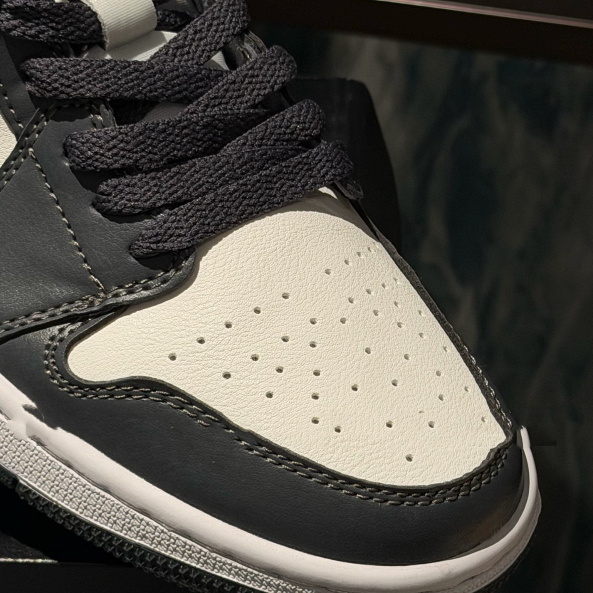 ——0829-1 Low-top sneakers, the leather is delicate and flexible, soft but not saggy, breathable insole, soft and resilient