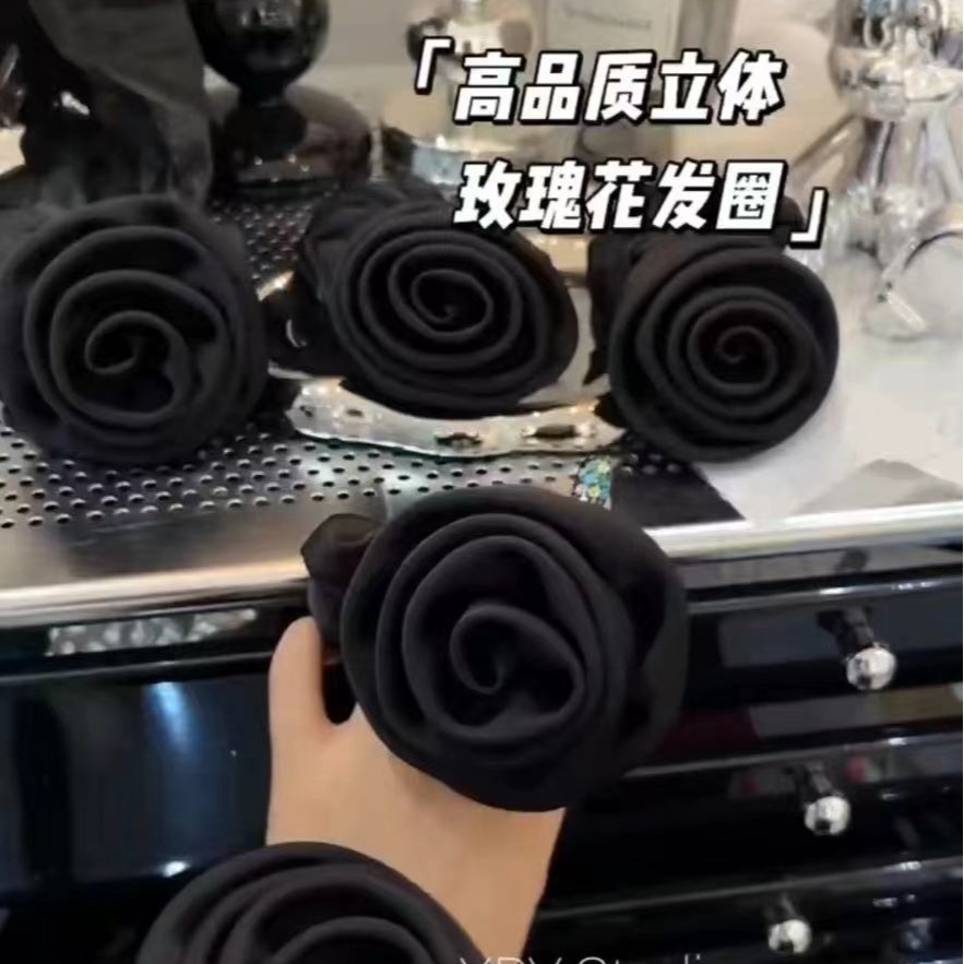 Black hairgrip with bow